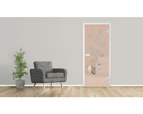 Zimmertür aus Glas mit Schmetterlingsmotiv in einem hellen Raum mit Sessel und Pflanze