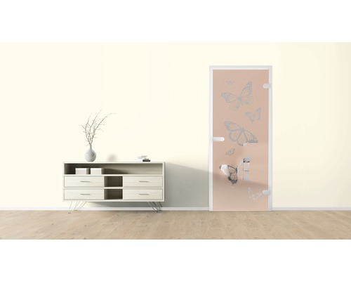 Innenszene mit Kommode und Glastür mit Schmetterlingsmotiv.