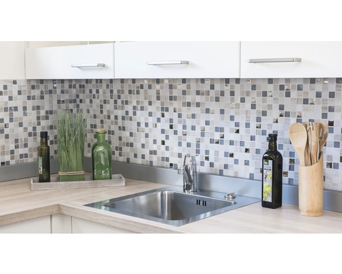 Küchenspüle mit Armatur in einer hellen Küche mit Mosaikfliesen