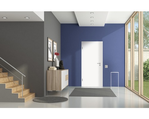 Eingangsbereich mit Treppe, Kommode, Tür und Fensterfront