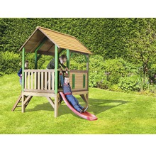 Spielturm aus Holz mit Rutsche und Kindern im Garten