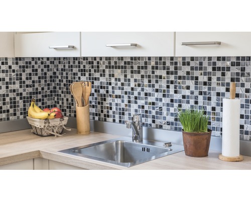 Küchenspüle mit Mosaikfliesen, Armaturen und Accessoires