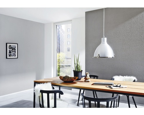 Heller Speisesaal mit Holztisch, Stühlen und Pendelleuchte im Industriedesign