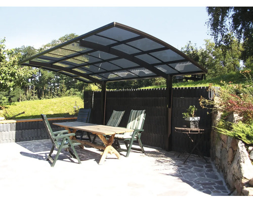 Terrasse mit Terrassenüberdachung, Gartentisch und Stühlen.