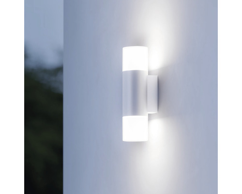 Weiße LED Außenwandleuchte mit zylindrischem Design an einer Wand