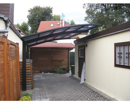 Carport aus Metall und Kunststoff im Hof