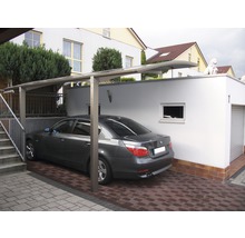 Auto unter einem Carport auf einem Grundstück