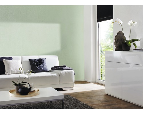 Wohnzimmer mit Sofa, Tisch und Wandfarbe