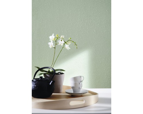 Dekorative Wand mit Teekanne, Tassen und Orchidee