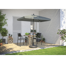 Szene mit quadratischem Sonnenschirm, Tisch und zwei Stühlen auf einer Terrasse