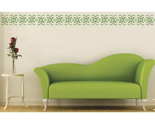 Wohnzimmer mit Wandbordüre, Sofa und Tisch