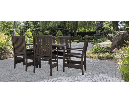 Gartenszene mit Holztisch und Stühlen auf Terrasse