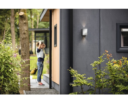 Moderne Hausfassade mit quadratischer Außenleuchte und Fenster