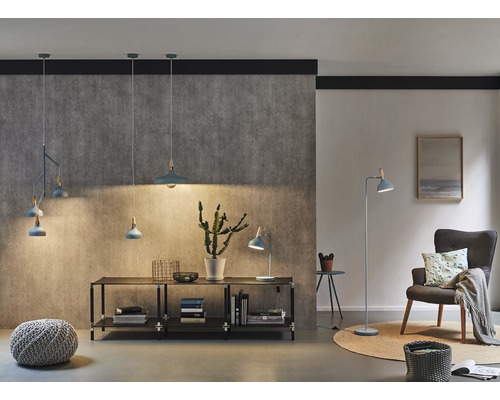 Wohnzimmer mit Deckenleuchten, Tischleuchte, Stehleuchte, Sessel und Bücherregal in hellem, modernem Design