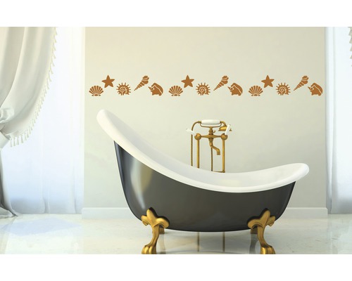 Badezimmer mit Badewanne und Wandbordüre mit Seestern und Muscheln