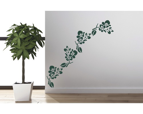 Wand mit Blumenranke und Topfpflanze