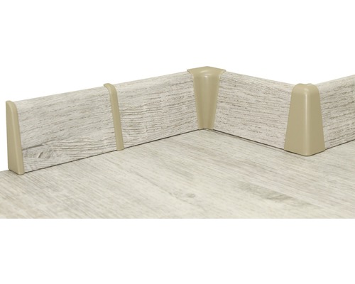 Sockelleisten mit passenden Abschlüssen an einer Ecke