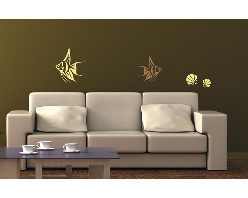 Wohnzimmer mit Wandtattoos von Fischen und Muscheln über einem Sofa.