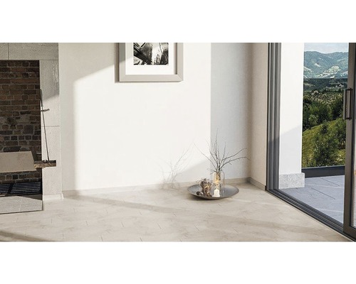 Heller Raum mit Steinfliesenboden, Kamin und Schiebetür zur Terrasse