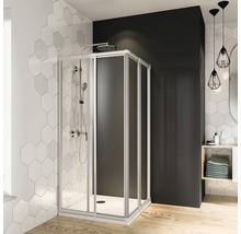 Eckdusche mit Schiebetür in einem modern gestalteten Badezimmer.