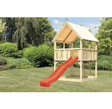 Spielturm aus Holz mit Rutsche im Garten
