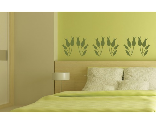 Schlafzimmer mit Bett und Wandtattoo mit Tulpenmuster