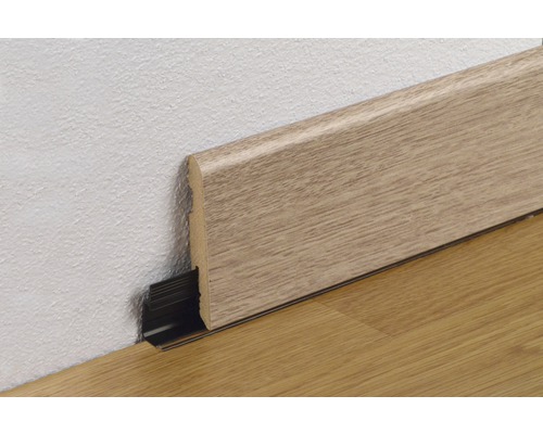 Sockelleiste aus Holz mit Clipbefestigung an der Wand