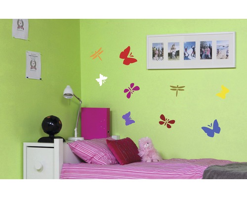 Kinderzimmer mit Wandtattoos von Schmetterlingen und Libellen