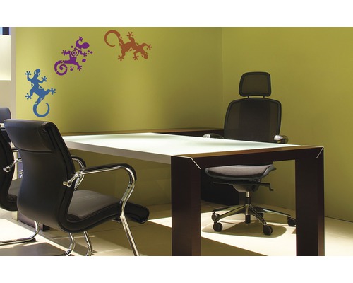 Büro mit Schreibtisch, Bürostühlen und Wandtattoo mit Gecko Motiv
