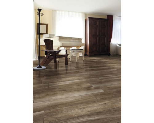Heller Raum mit Holzboden, Klavier, Stuhl, Schrank und Stehlampe
