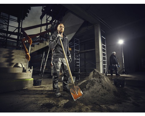 Bauarbeiter mit Schaufel auf einer Baustelle