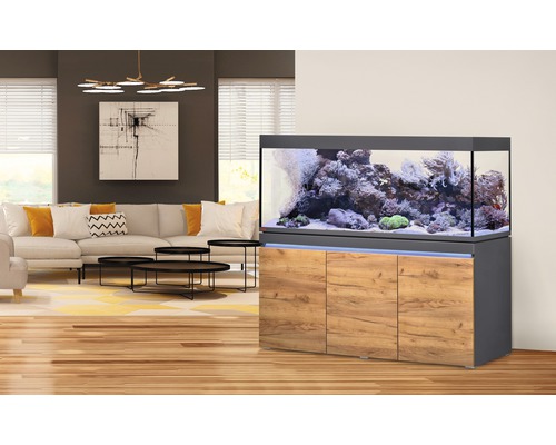 Eingerichtetes Aquarium mit Unterschrank im Wohnzimmer