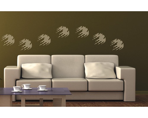 Wohnzimmer mit Sofa, Tisch und Wandtattoo