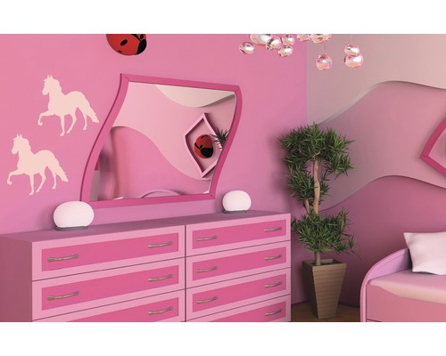Rosa Kinderzimmer mit Kommode, Spiegel, Lampen und Zimmerpflanze