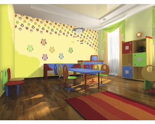 Kindgerechtes Zimmer mit Möbeln und Wandgestaltung mit Eulenmotiven.