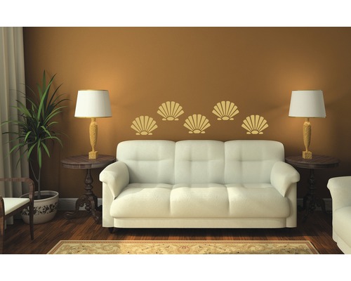 Wohnzimmer mit Sofa, Wandtattoo und Lampen für eine gemütliche Atmosphäre