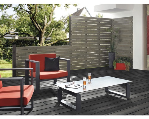 Terrasse mit Holzbelag, Gartenmöbeln und Holzzaun