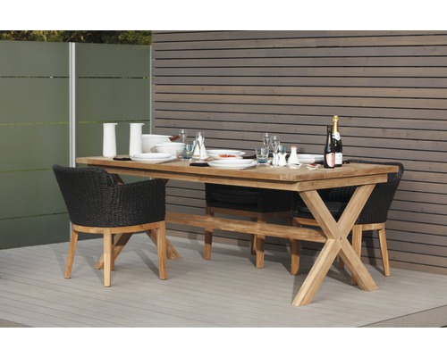 Gedeckter Gartentisch mit Stühlen auf einer Terrasse