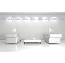 Wohnzimmer mit Wandbordüre und Rosen Wandtattoo über weißen Sofas