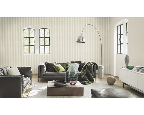 Wohnzimmer mit gestreifter Tapete, Ledersofa und Holztisch