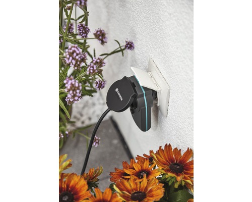 Gardena Adapter im Außenbereich an Steckdose angeschlossen