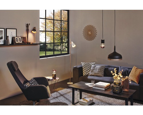 Wohnzimmer mit Sofa, Sessel, Stehlampe und Pendelleuchten