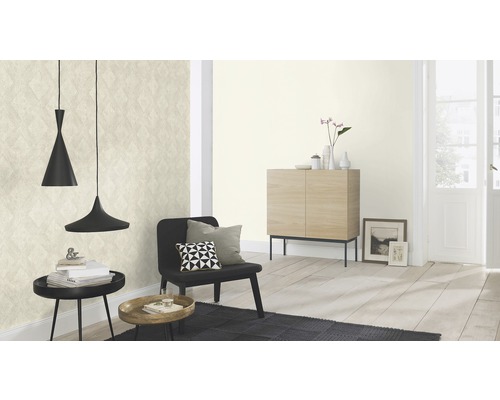 Helles Wohnzimmer mit gemusterter Tapete, Holzfußboden und Möbeln