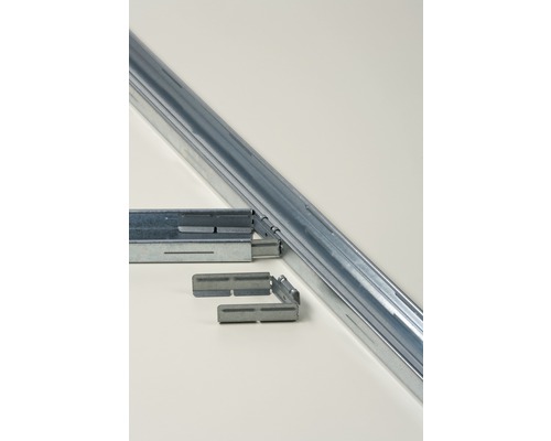 Metallisches C-Profil mit Montagezubehör für den Innenausbau