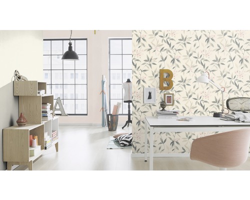 Wohnzimmer mit Blättertapete, Schreibtisch und Regalen für ein helles, organisiertes Ambiente