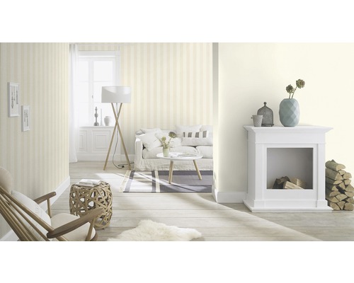 Helles Wohnzimmer mit gestreifter Tapete, Kamin, Sofa und Holzakzenten für ein freundliches Ambiente.