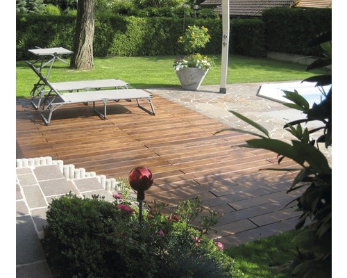 Garten mit Holzfliesen, Liegestühlen, Pool und Bepflanzung