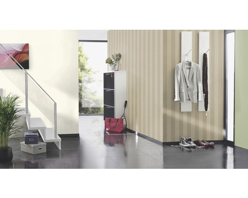 Heller Eingangsbereich mit Treppe, Schuhschrank, Garderobe und gestreifter Tapete für ein ordentliches Zuhause.