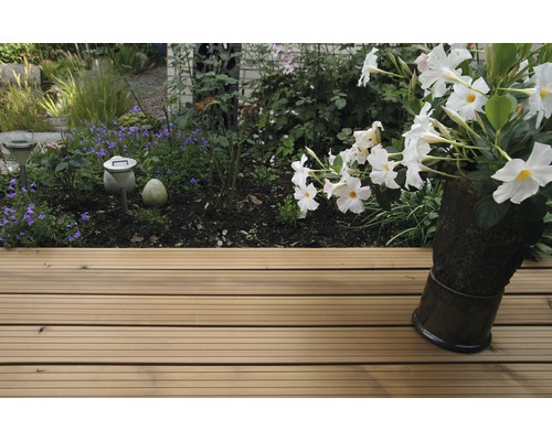 Garten mit Holzterrasse, Blumen und Solarleuchten