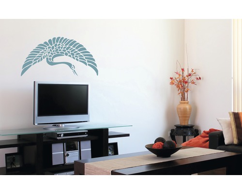 Wohnzimmer mit Wandtattoo eines fliegenden Kranichs über einem Fernseher